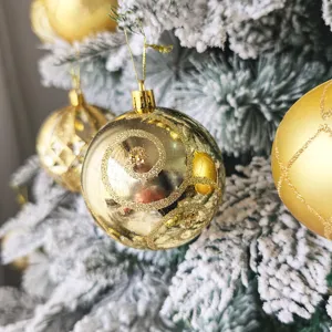 Detailansicht goldene Christbaumkugeln, glitzerbemalte Kunststoffornamente fur weihnachtliche Deko.
