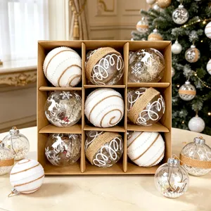 Detailansicht des 9-teiligen Christbaumkugel-Sets mit transparenten und weißen Hängeornamenten.
