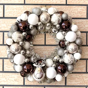 Weihnachtskranz Detail, weiße und braune Kugeln mit silbernem Rentier-Weihnachtsschmuck.