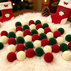 Samtige beflockte kleine Weihnachtsbaumkugeln in Rot, Gruen und Creme fuer die Feiertagsdeko.