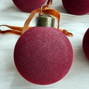 Rote Samt Weihnachtskugel Dekoration mit bronzenem Metallkappe für den Weihnachtsbaum.