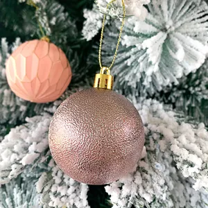 Detaillierte Nahaufnahme von retro 6cm Weihnachtsbaum Kugeln mit glitzernder Textur.