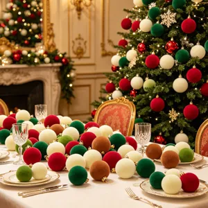 Samt beflockte Weihnachtskugeln Set für Baumbehang und festliche Tischdekoration zu Hause.