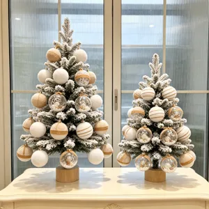 Miniatur beflockte Tannenbäume mit verschiedenen Weihnachtskugeln für Tischdeko.