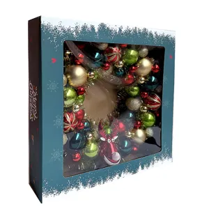 Weihnachtskranz im geschenkbox mit bunte kugeln und rentier dekor für festliche raumdekoration.