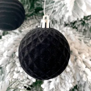 Schwarze beflockte Christbaumkugel Detail Nahaufnahme, strukturierter Samt Weihnachtsbaum Deko