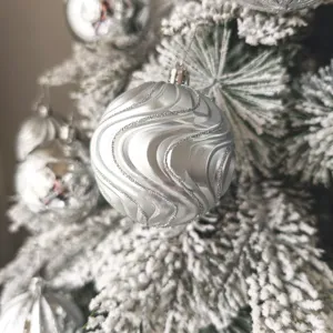 Silberne Christbaumkugel Nahaufnahme Detail mit glitzerndem Wellenmuster Design Art
