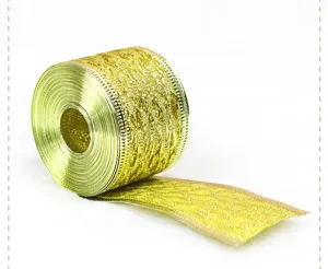 Goldenes Weihnachtsdekorationsband Detailansicht, glänzende Webtextur für Baum und Schleife.
