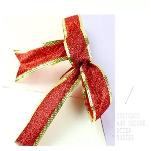Weihnachten rot glitzernde Schleife Detailaufnahme, funkelnder Goldrand hängende Dekoration.