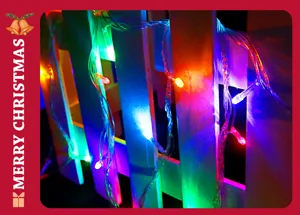 Bunte LED Lichterkette Detailansicht, leuchtende Weihnachtsbaum-Deko für festliche Feste.