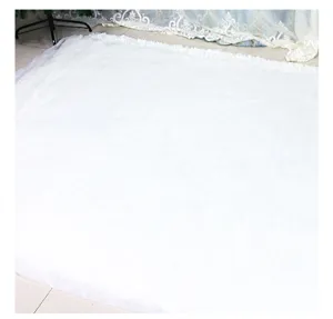Detailansicht der weissen flauschigen Kunstschneedecke, weiche Textur fuer Weihnacht.