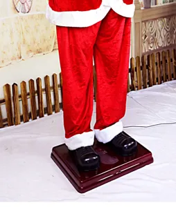 Vista detallada de la decoración del Papá Noel eléctrico con pantalones y zapatos de felpa.