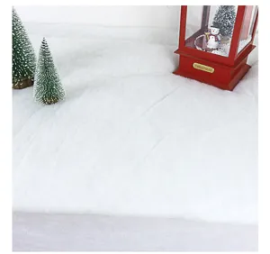 Weißer künstlicher Schneeteppich Detail Textur für winterliche Weihnachtslandschaft Dekoration.