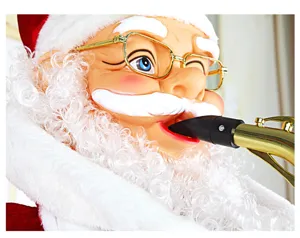 Primer plano detallado de muñeco de Papá Noel eléctrico animado tocando el saxofón.