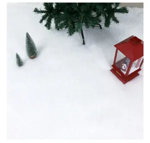 Nahaufnahme der weichen weißen Weihnachts-Schneedecke mit feiner Textur und Feiertagsdeko.