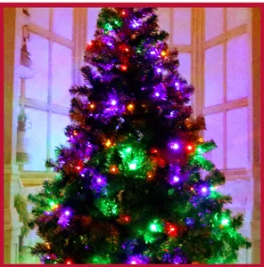 Detailansicht eines weihnachtlich geschmückten Baumes mit bunten, leuchtenden LED-Lichterketten.