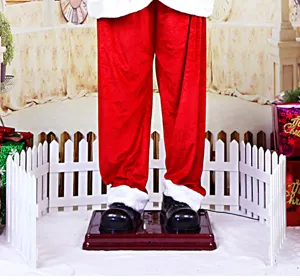 Detalle de Papá Noel eléctrico con pantalones rojos, botas y base decorativa.