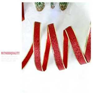 Rotes Glitzer-Weihnachtsband mit goldenem Drahtrand für Baumdekoration und Geschenkverpackung Detail