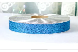 Glitzerndes blaues Weihnachtsdekorationsband mit silbernen Kanten für Baum und Geschenke