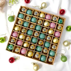 Nahaufnahme Detailansicht von verpackten Mini Weihnachtskugeln in bunten Glanz und Glitzer Farben.