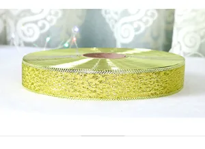 Nahaufnahme einer glitzernden goldenen Weihnachtsbandrolle, ideal für festliche Baumdekoration.