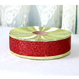 Nahaufnahme einer rot-goldenen Glitzer-Weihnachtsbandrolle für festliche Geschenkverpackung.