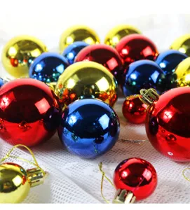 Nahaufnahme glänzender galvanisierter Plastik-Christbaumkugeln in Rot, Blau und Gold.