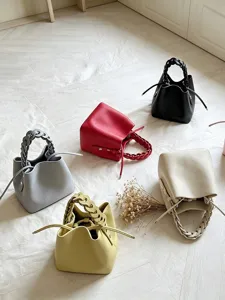 Borsa a secchiello minimalista con manico intrecciato, mini borsa a tracolla chic