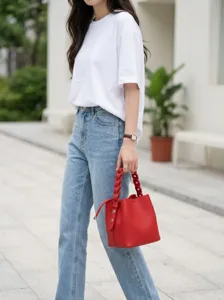 Elegante borsa a secchiello in pelle rossa con manico intrecciato, mini tracolla chic.