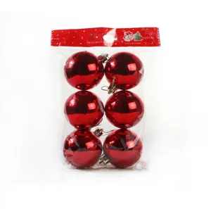 Set aus roten glänzenden Kunststoff Christbaumkugeln in transparenter Beutelverpackung.