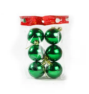 Weihnachtliche grüne Deko-Kugeln, 6 Stk. glänzende Kunststoffkugeln mit Kordel für Baum.