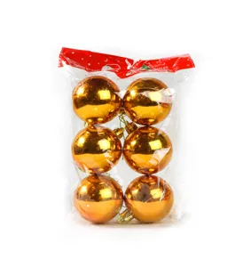 Detailansicht glänzender goldener Christbaumkugeln in transparenter Verpackung für Weihnachtsbaum.
