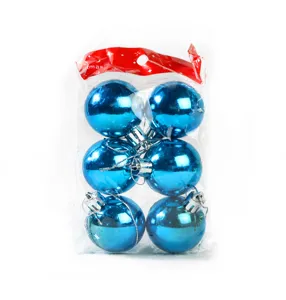 Nahaufnahme glänzender blauer Kunststoff Weihnachtskugeln in transparenter Verpackung.