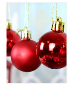 Rote Weihnachtskugel für Tannenbaum, glänzende und matte Plastikornamente mit Goldkappen.