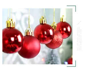 Rote Weihnachtskugeln aus Kunststoff zum Aufhängen für festliche Baumdekoration Set.