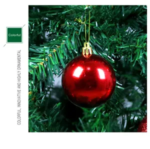 Glänzender roter Plastik Weihnachtskugel Anhänger Detailansicht für festliche Dekoration.