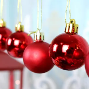 Rote Kunststoff Christbaumkugeln Ornamente zum Aufhängen für Weihnachtsbaum Deko