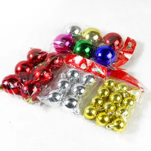 Bunte Kunststoff Weihnachtskugeln Set für Baumdekoration, glänzende galvanisierte Ornamente.