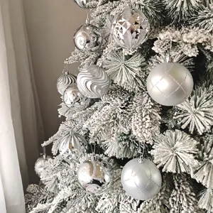 Detailaufnahme von silbernen Christbaumkugeln, dekorative galvanisierte Hängekugeln.
