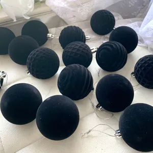 Schwarze beflockte Christbaumkugeln, 6cm Samtkugeln mit Silberkappe zum Aufhaengen fuer Weihnachtsdeko.