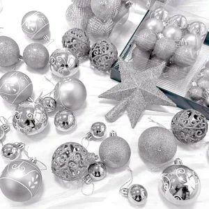 Silbernes Christbaumkugeln Set mit glitzernden Kugeln, Musterkugeln und passender Sternspitze.