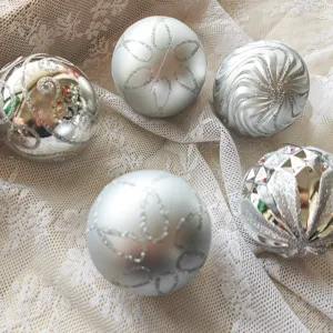 Silberne Christbaumkugeln 8cm Set, Detailansicht dekorativer Hängeornamente mit Glitzer.
