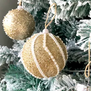 8cm glitzernde goldene weihnachtskugel ornament detailaufnahme auf schnee zweig