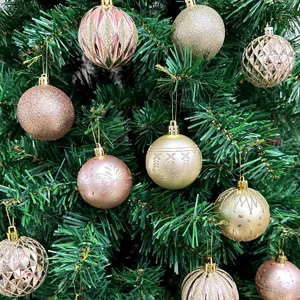 Nahaufnahme von weihnachtlichen Christbaumkugeln mit glänzender und glitzernder Oberfläche.