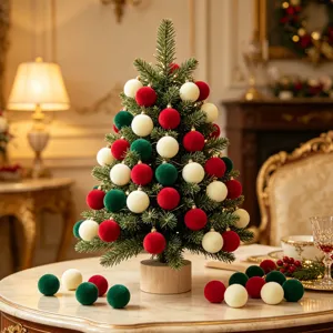 Kleine Tisch-Weihnachtsbaum mit roten weißen grünen Samtkugeln für festliche Dekoration