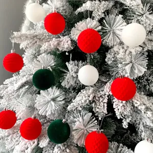 Detailansicht von 6cm Weihnachtsbaum Christbaumkugeln, beflockte rote, weiße und grüne Ornamente.