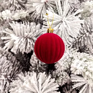 Roter Samt Weihnachtsbaum Kugel Ornament, festliche haengende Dekoration Detailansicht.