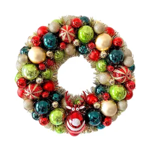 Weihnachtskranz dekorativ mit bunten Kugeln und Rentier Anhänger für Tür und Wanddekoration.