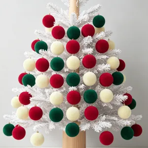 Beflockte Weihnachtsbaum Kugeln Set, Samt Deko Kugeln für feierliche Festtagsdekoration.