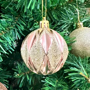Weihnachtskugel Detailansicht mit rosa glitzernder strukturierter Oberfläche und Kappe.